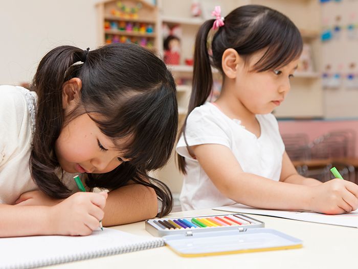 色鉛筆を使う女の子二人